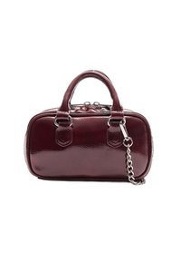 Borsa in pelle verniciata bordeaux con forma arrotondata, duplice manico superiore e tracolla a catena removibile. Presenta una finitura lucida e chiusura con zip.