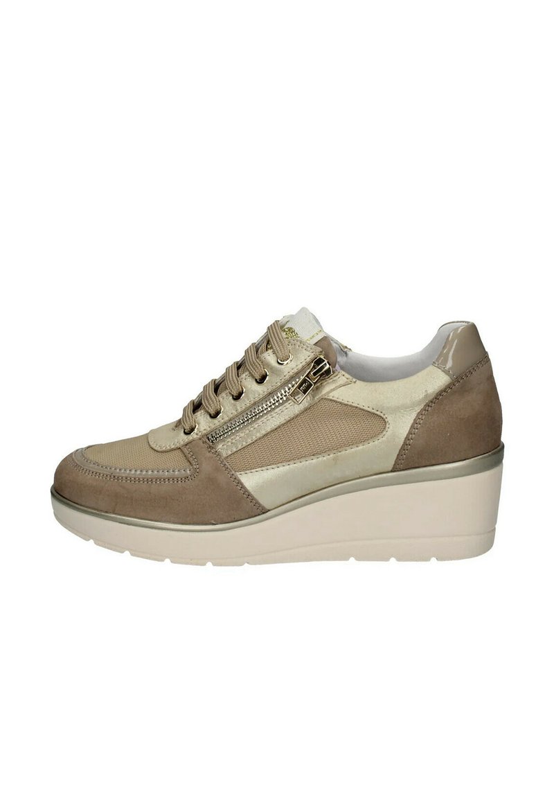 Scarpa sportiva beige in materiali scamosciati e in rete, con accenti dorati, design con lacci, zip laterale e tacco a cuneo.