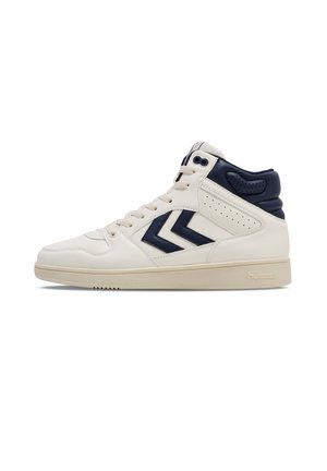 Højtop hvid sneaker med marineblå chevron-striber, polstret ankelkrave, hvide snørebånd og beige sål på hvid baggrund.