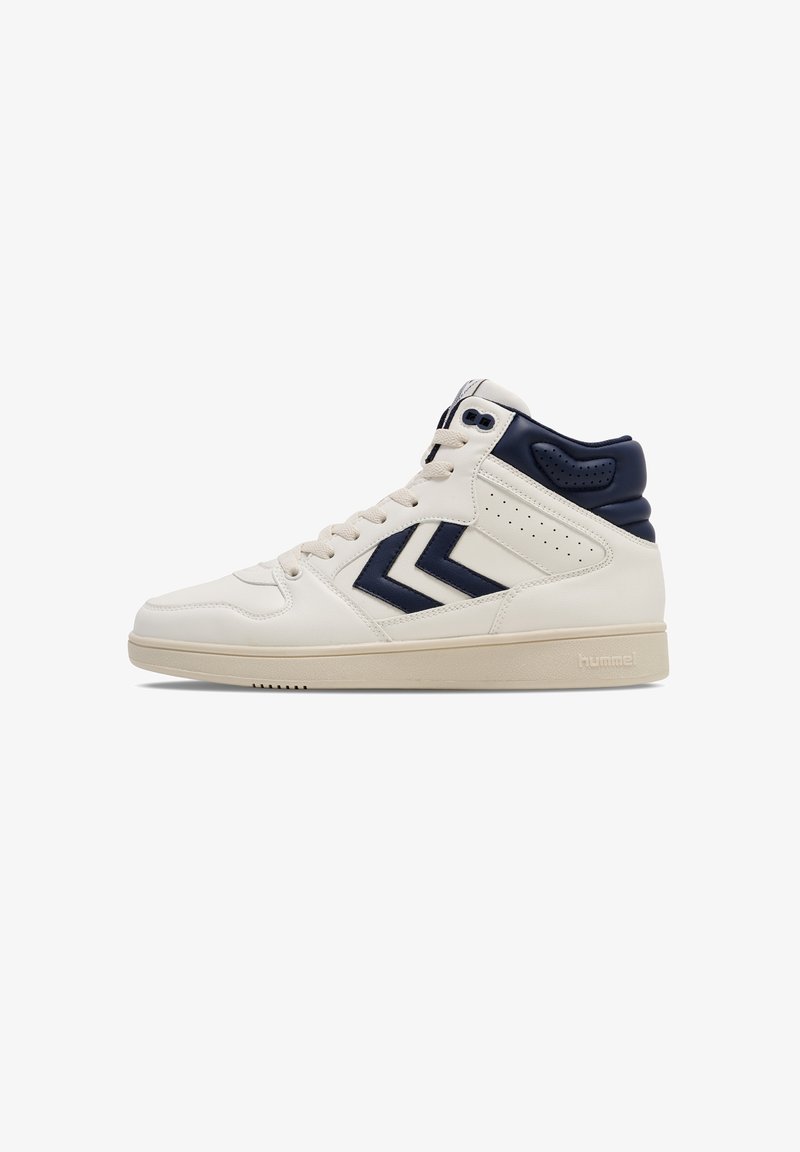Basket blanche montante avec bandes chevrons bleu marine, col rembourré, lacets blancs et semelle beige sur fond blanc.