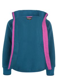 Veste en polaire bleue avec doublure de fermeture éclair rose, poignets côtelés et col droit, présentée entièrement ouverte.