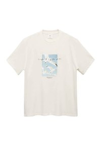 Hvid bomulds T-shirt med et centralt grafisk motiv af måger mod en lyseblå baggrund med teksten "Captured by the Sea." Rund halsudskæring.