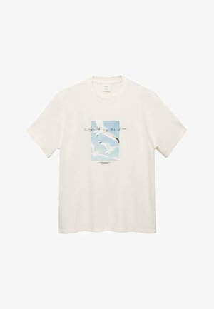 Biela bavlnená tričko s centrálnou grafikou seagullov na svetlomodrom pozadí s textom "Zachytené morom." Okrúhly výstrih.