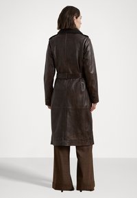 Lauren Ralph Lauren BELTED BURNISHED LAMBSKIN TRENCH COAT - Gabardina - deep mahogany