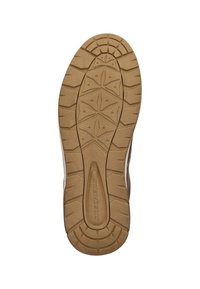 Suela de zapato de goma marrón con patrón de textura, que presenta surcos y formas para un mejor agarre. Etiqueta en relieve de 'SKECHERS' visible.