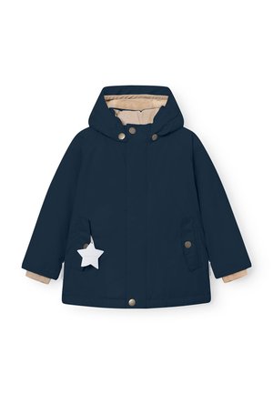 Marineblaue Jacke mit Kapuze, beiger Innenfutter, Druckknöpfen und zwei Vordertaschen. Mit einem sternförmigen Anhänger, der an der linken Tasche befestigt ist.