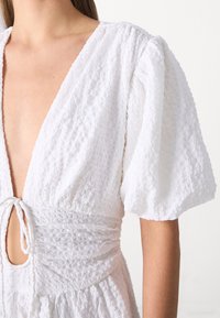 Abercrombie & Fitch PUFF SLEEVE PLUNGE FLOWY - Maxiklänning - brilliant white