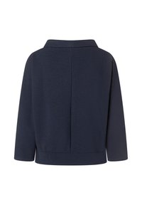 Navyblaues Strickoberteil mit Kragen, drei Viertelärmeln und lockerer Passform. Die Rückseite hat Nahtdetails und einen geraden Saum.