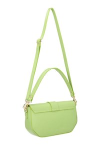 Vihreä nahkainen olkalaukku, jossa on suorakaiteen muotoinen rakenne, tasainen etuflappi ja kullanväriset yksityiskohdat. Tasainen pinta ja säädettävä olkahihna.