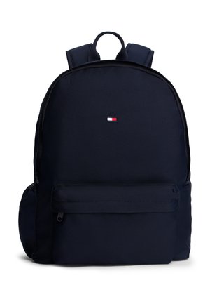 Marineblauer Rucksack mit kleinem rechteckigem Logo in Rot, Weiß und Blau, vordere Reißverschlusstasche, gepolsterte Schultergurte und Tragegriff oben.