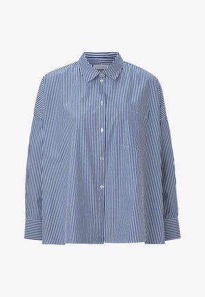 Pruhovaná košile s modrými a bílými svislými pruhy, knoflíková přední část, límec, kapsa vlevo a široké rukávy se manžetami.