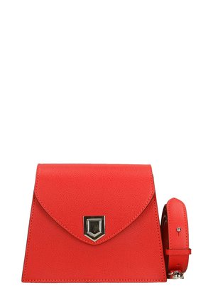 Borsa a tracolla in finta pelle rossa con design strutturato, chiusura a linguetta diagonale, dettagli in metallo argentato e cinturino per spalla staccabile.