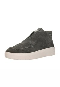 Grijze suede enkelhoge schoen met een gladde afwerking, ronde neus, witte rubberen zool en stiksels aan de zijkant, met een instapontwerp.