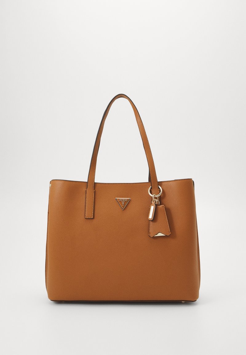 Sac fourre-tout en cuir marron avec deux poignées et un logo. Comprend un porte-clés en accent et une forme rectangulaire avec un matériau texturé.