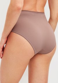 Sous-vêtements taille haute dans une teinte marron muted, fabriqués en tissu lisse avec de subtils détails de couture, présentant un design offrant une couverture totale.