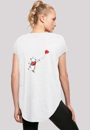 Weißes T-Shirt mit kurzen Ärmeln und abgerundetem Saum, auf dem ein Bär zu sehen ist, der einen roten Herzballon hält, gedruckt auf der Rückseite. Weicher Stoff, lässiges Design.
