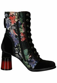 Stivaletti neri in suede con accenti di tessuto floreale, stringhe frontali, zip laterale e un tacco spesso a strisce rosso e nero.