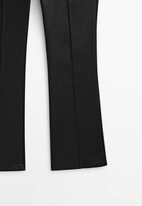 Pantaloni neri a palazzo realizzati in materiale sintetico liscio con una finitura pulita, caratterizzati da un taglio su misura e cuciture dritte.