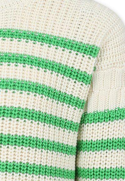 Maglione lavorato a maglia con strisce alternate crema e verde, caratterizzato da un design testurizzato e un motivo a maglia visibile. Gli accenti includono un orlo a coste.