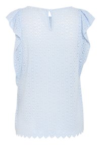 Top azzurro chiaro realizzato in tessuto con occhietti e perforazioni circolari, maniche a volantino e chiusura con bottone sul retro. Orlo ondulato.