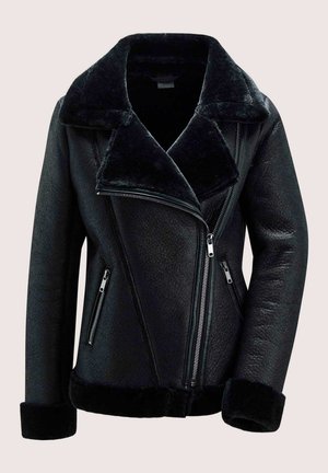 Schwarze Kunstlederjacke mit Fellkragen, diagonalen Reißverschlüssen, zwei Seitentaschen und einer strukturierten Oberfläche.