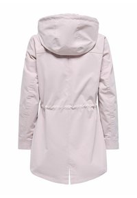 Helle rosa, wasserdichte Jacke mit Kapuze, Kordelzug in der Taille und langen Ärmeln. Besitzt eine Rückenbelüftung und gestickte Nähte.