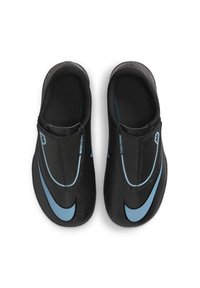 Sorte atletiksko med et elegant design, der har en tekstureret overflade og en lyseblå Nike-swoosh accent. Slip-on-stil, lavprofilform.