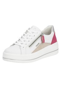Sneaker bianco con pelle testurizzata, dettagli grigi, beige e rosa. Presenta una cerniera laterale e una suola in gomma piatta. Design leggero.