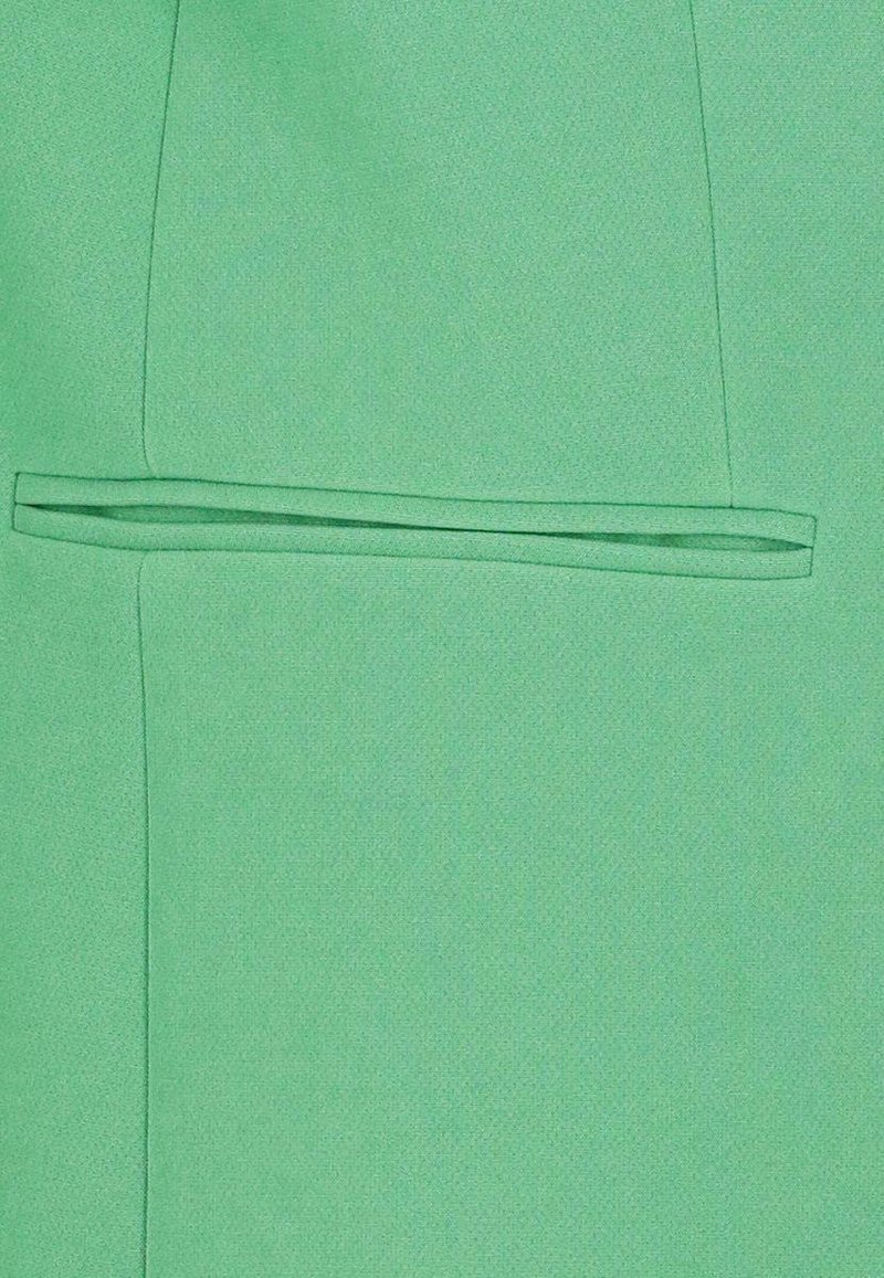 Zielony materiał z poziomą kieszenią i widocznymi szwami w sekcji odzieżowej.