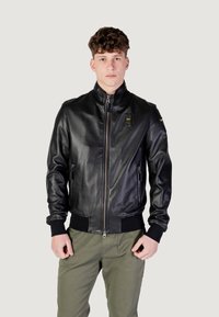 Giubbotto bomber in pelle nera con colletto alto, chiusura zip frontale, polsini e orlo a costine, dotato di tasche laterali e logo sulla parte superiore del braccio.