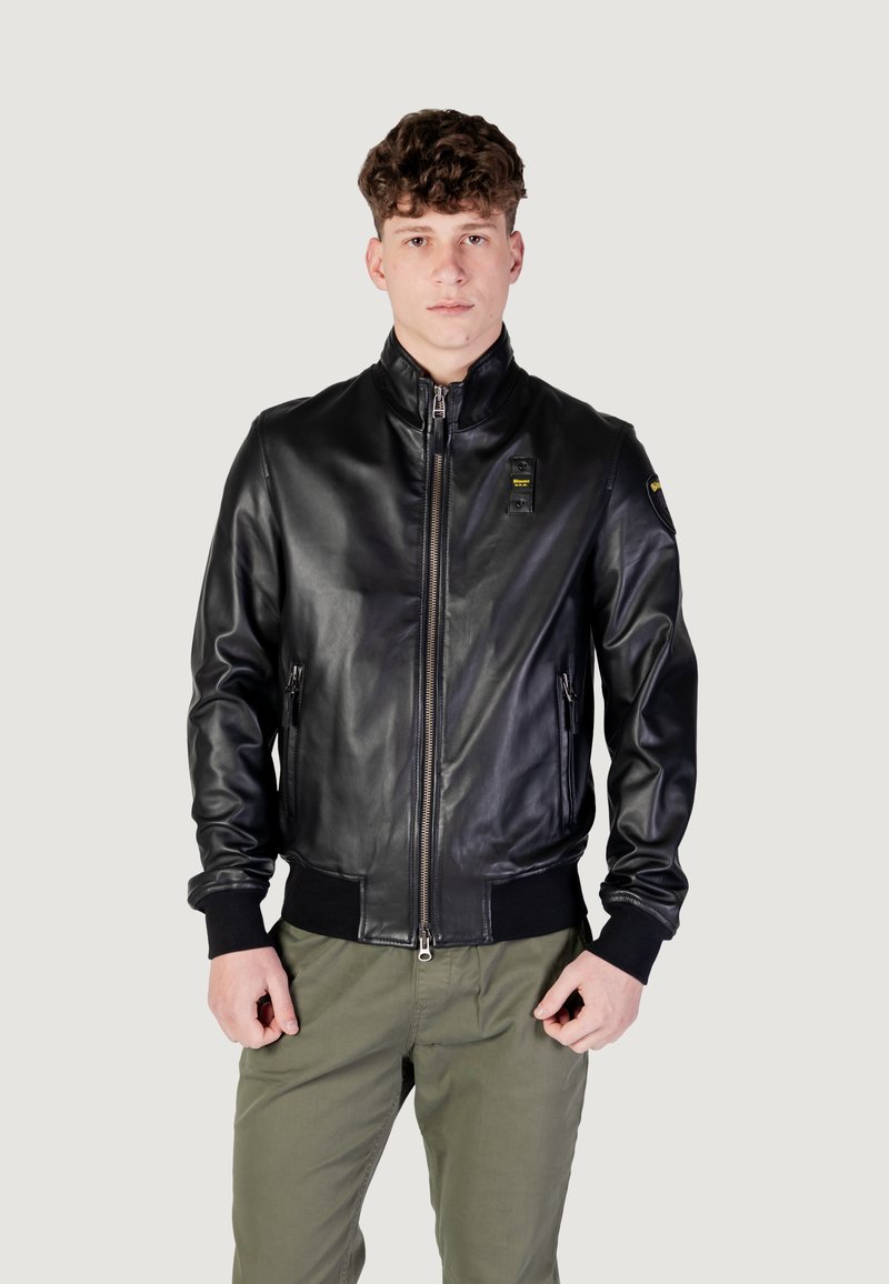 Giubbotto bomber in pelle nera con colletto alto, chiusura zip frontale, polsini e orlo a costine, dotato di tasche laterali e logo sulla parte superiore del braccio.