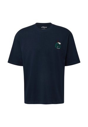 Námornícky modré bavlnené tričko s voľným strihom. Na ľavej hrudi je vyšitá postava oblečená v zelenom kabáte a červenej čiapke.