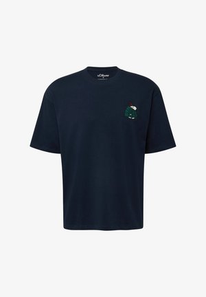 Tumši zilas krāsas kokvilnas T-krekls ar brīvu piegriezumu. Uz kreisās krūts ir izšūts varonis, kurš valkā zaļu mētelis un sarkanu cepuri.