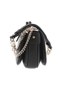 Borsa a tracolla in pelle nera texture con una tracolla in catena dorata, forma rotonda e dettagli in oro. Presenta una chiusura con zip nella parte superiore.