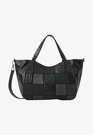 Czarna skórzana torebka z przednim wzorem typu patchwork, podwójnymi górnymi uchwytami i odpinanym paskiem na ramię na białym tle.