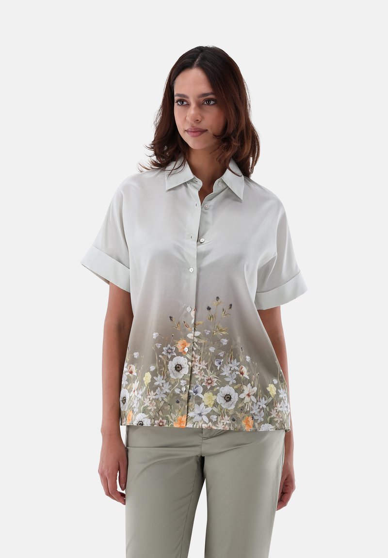 Kurzarmbluse aus hellgrauem Satin mit floralem Design in Pastellfarben am Saum. Mit Knopfverschluss und Kragen.