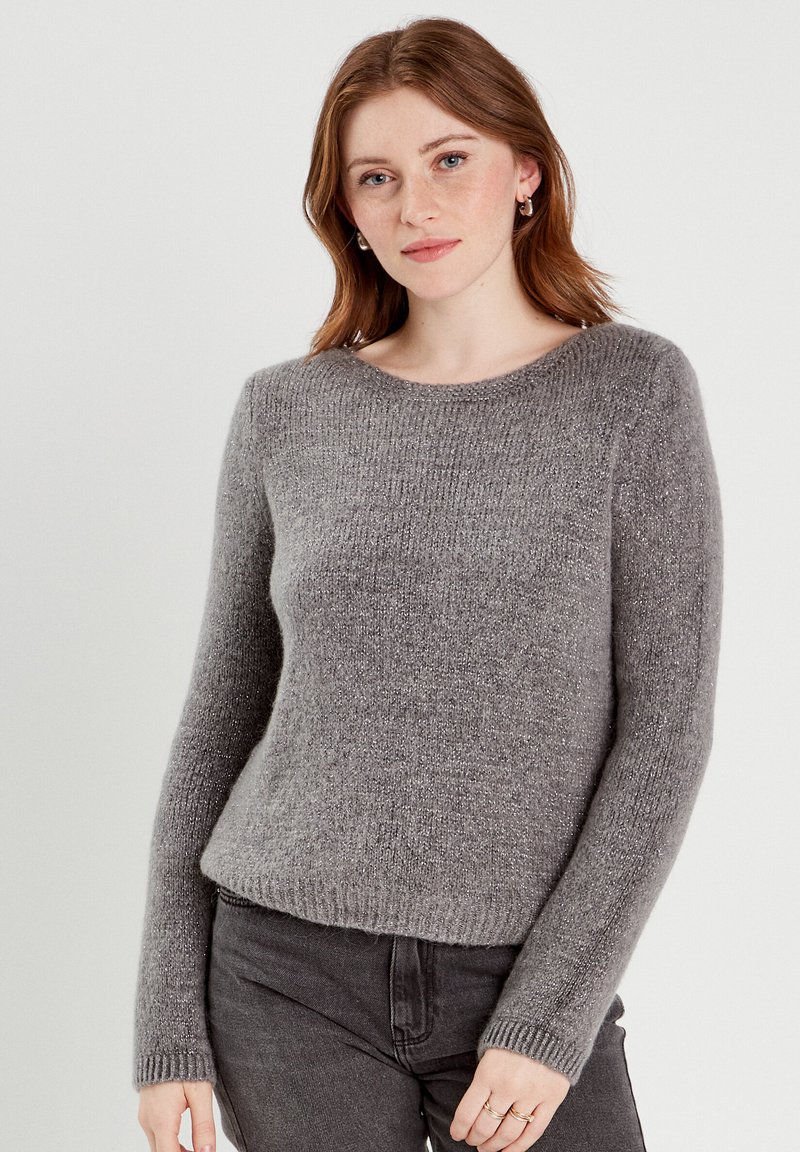 Suéter gris de punto con mangas largas, cuello redondo y un acabado texturizado. El material tiene una apariencia suave con un brillo sutil.