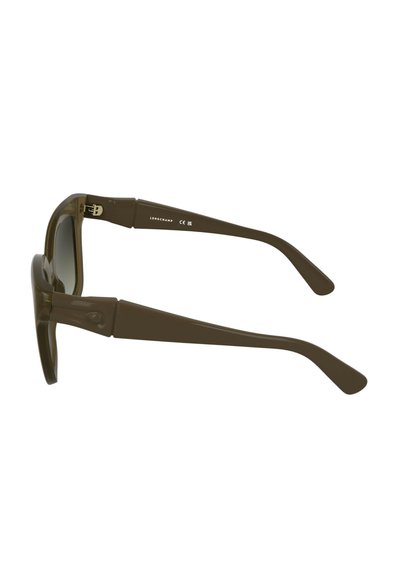 Lunettes de soleil en plastique marron avec une monture rectangulaire, des branches épaisses et un marquage discret. Les verres sont foncés, offrant un design classique.