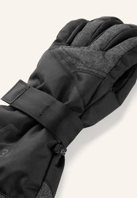 Schwarze isolierte Handschuhe mit einer texturierten grauen Stofffläche, verstellbarem Riemen und verstärkten Nähten für Haltbarkeit und Wärme.