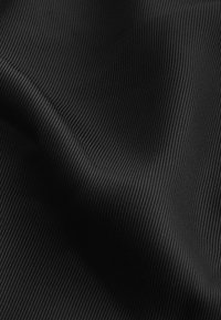 Černá texturou látka se jemnými vertikálními pruhy, která ukazuje hladké splývání a jemné detaily ve tkaní. Měkký a lehký vzhled.
