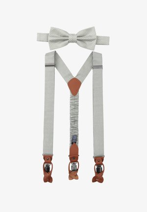 Graue, strukturierte Hosenträger mit braunen Lederakzenten und Metallclips, begleitet von einer passenden Fliege aus ähnlichem Stoff und in ähnlicher Farbe.