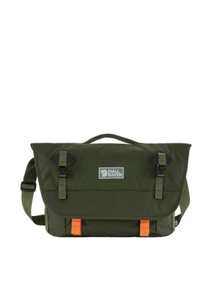 Bolsa bandolera Fjallraven verde oliva con correa de hombro ajustable, dos cierres de hebilla negros y dos pequeñas presillas naranjas en la parte frontal.