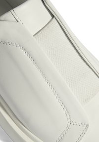 Desa Slipper - white