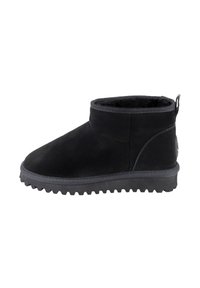 Botas negras hasta el tobillo de ante, con un suave forro interior, punta redonda y suela de goma texturizada con surcos profundos para mayor agarre.