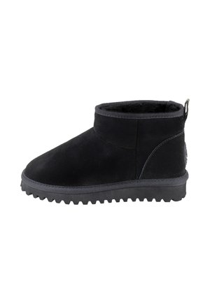 Botas negras hasta el tobillo de ante, con un suave forro interior, punta redonda y suela de goma texturizada con surcos profundos para mayor agarre.