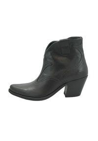 Stivali ankle in pelle nera con punta appuntita, cuciture decorative e tacco a blocco. Caratterizzati da un tab per una facile calzata.
