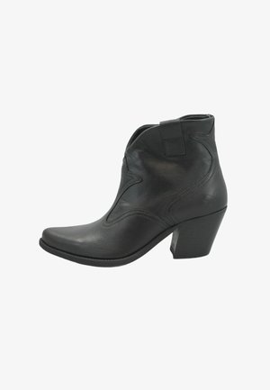 Stivaletti neri in pelle con punta appuntita, dettaglio di cuciture curve e tacco medio a blocco. Cinturino laterale per una facile calzata.