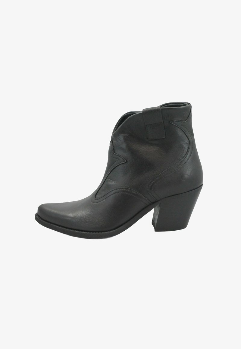 Stivali ankle in pelle nera con punta appuntita, cuciture decorative e tacco a blocco. Caratterizzati da un tab per una facile calzata.