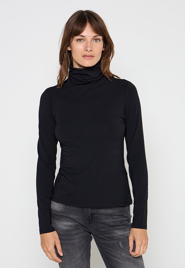 Schwarzes langärmliges Rollkragenoberteil aus glattem Stoff. Verfügt über eine taillierte Silhouette und einen drapierten Ausschnitt mit schlichter Verarbeitung.