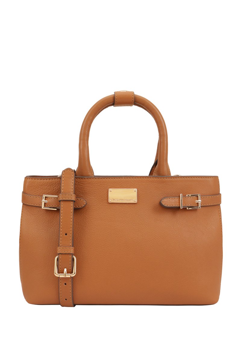 Sac à main en cuir tan avec deux poignées supérieures, une bandoulière réglable, des accents en métal doré et une forme rectangulaire. Présente une plaque de marque.